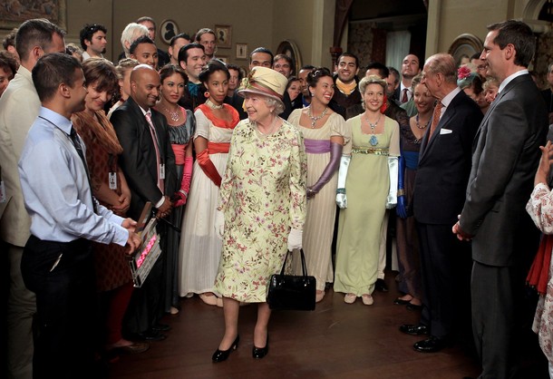 news_Queen visits with cast and crew